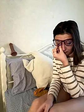 Snapshot of BeatriceTender chatting on 12/15/25, 05:44 BeatriceTender online show from 12/15/25, 05:44