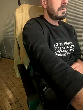 Snapshot of giorgakaci69 chatting on 11/28/25, 04:20 giorgakaci69 online show from 11/28/25, 04:20