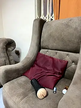 Snapshot of sknzy09 chatting on 12/02/25, 11:48 sknzy09 online show from 12/02/25, 11:48