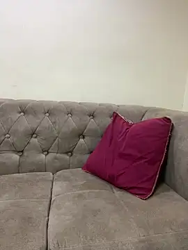 Snapshot of sknzy09 chatting on 12/17/25, 01:17 sknzy09 online show from 12/17/25, 01:17