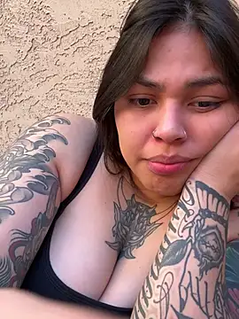 Snapshot of miacanela_xo chatting on 03/11/25, 12:00 miacanela xo online show from 03/11/25, 12:00