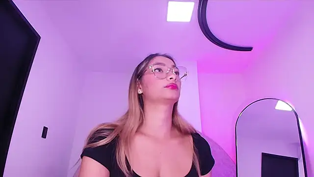 Snapshot of vale_ross_ chatting on 12/16/25, 03:11 vale ross online show from 12/16/25, 03:11