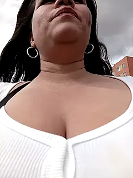 Snapshot of Julieta-tits chatting on 12/19/24, 07:29 Julieta-tits online show from 12/19/24, 07:29