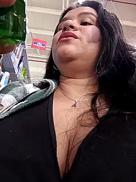 Snapshot of Julieta-tits chatting on 01/28/25, 08:36 Julieta-tits online show from 01/28/25, 08:36