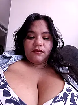 Snapshot of Julieta-tits chatting on 02/25/26, 03:43 Julieta-tits online show from 02/25/26, 03:43