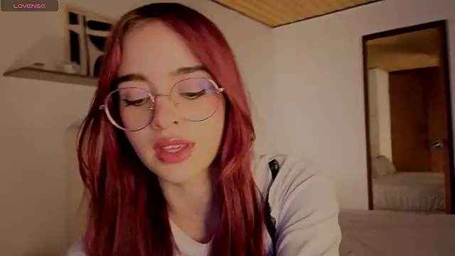 Snapshot of Roxxy_mora chatting on 10/24/25, 09:33 Roxxy mora online show from 10/24/25, 09:33