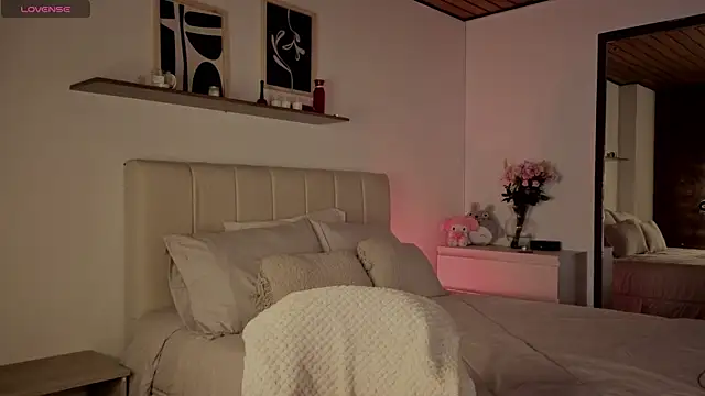 Snapshot of Roxxy_mora chatting on 11/13/25, 10:30 Roxxy mora online show from 11/13/25, 10:30