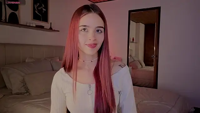 Snapshot of Roxxy_mora chatting on 11/19/25, 10:10 Roxxy mora online show from 11/19/25, 10:10