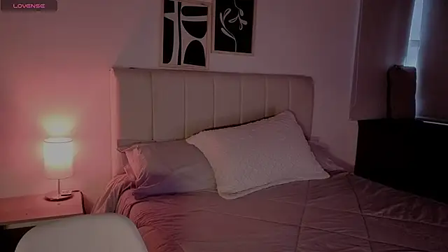 Snapshot of Roxxy_mora chatting on 02/19/26, 10:28 Roxxy mora online show from 02/19/26, 10:28