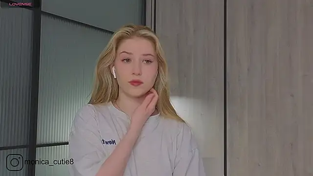 Snapshot of Monikacutie chatting on 03/09/25, 04:38 Monikacutie online show from 03/09/25, 04:38