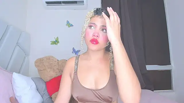 Snapshot of sofiacastillo01 chatting on 04/20/26, 04:54 sofiacastillo01 online show from 04/20/26, 04:54