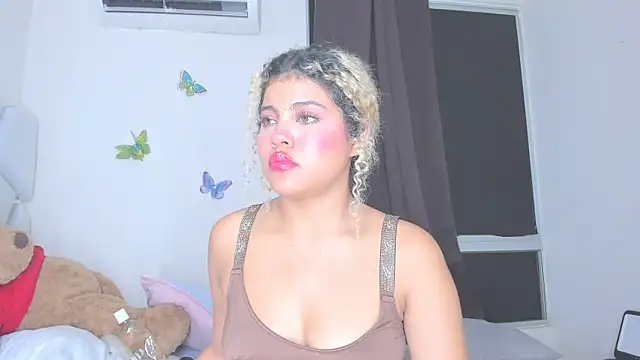 Snapshot of sofiacastillo01 chatting on 04/21/26, 01:42 sofiacastillo01 online show from 04/21/26, 01:42