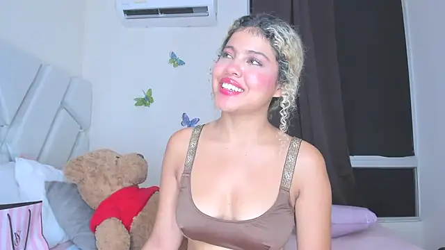 Snapshot of sofiacastillo01 chatting on 04/21/26, 02:51 sofiacastillo01 online show from 04/21/26, 02:51