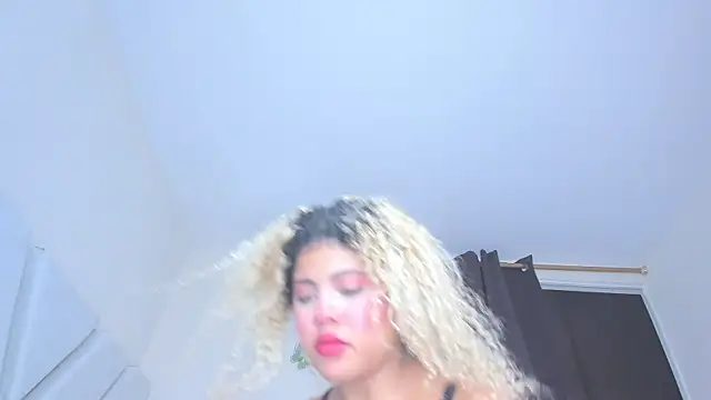 Snapshot of sofiacastillo01 chatting on 04/24/26, 06:32 sofiacastillo01 online show from 04/24/26, 06:32
