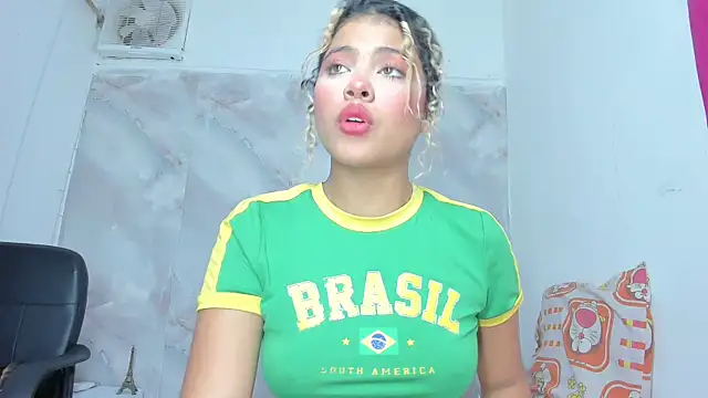 Snapshot of sofiacastillo01 chatting on 05/16/26, 01:32 sofiacastillo01 online show from 05/16/26, 01:32