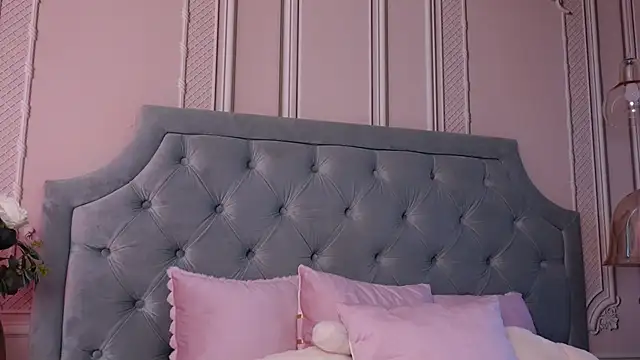 Snapshot of LucyAddison chatting on 10/30/25, 04:25 LucyAddison online show from 10/30/25, 04:25