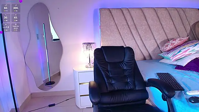 Snapshot of LeahPrada_ chatting on 12/28/24, 09:19 LeahPrada online show from 12/28/24, 09:19