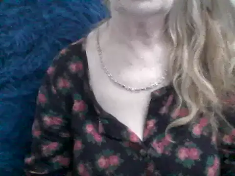 Snapshot of CarlyTreat chatting on 12/18/24, 04:17 CarlyTreat online show from 12/18/24, 04:17