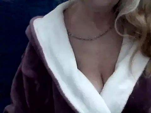 Snapshot of CarlyTreat chatting on 01/03/25, 12:19 CarlyTreat online show from 01/03/25, 12:19