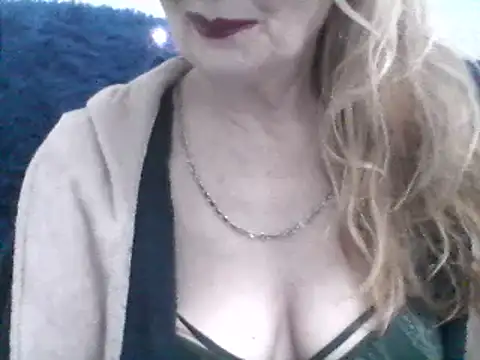Snapshot of CarlyTreat chatting on 01/22/25, 03:29 CarlyTreat online show from 01/22/25, 03:29