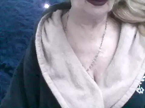 Snapshot of CarlyTreat chatting on 01/25/25, 01:30 CarlyTreat online show from 01/25/25, 01:30