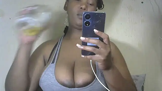 Snapshot of NippleMilkXx chatting on 12/26/24, 02:33 NippleMilkXx online show from 12/26/24, 02:33