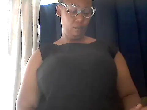 Snapshot of NippleMilkXx chatting on 10/14/25, 06:36 NippleMilkXx online show from 10/14/25, 06:36