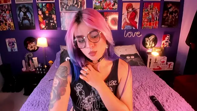 Snapshot of anne_cross chatting on 09/23/25, 12:24 anne cross online show from 09/23/25, 12:24