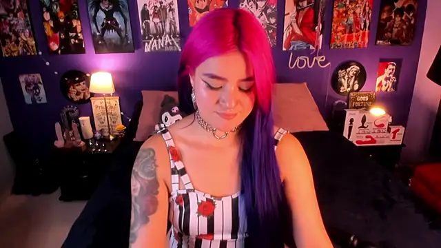 Snapshot of anne_cross chatting on 10/15/25, 02:33 anne cross online show from 10/15/25, 02:33