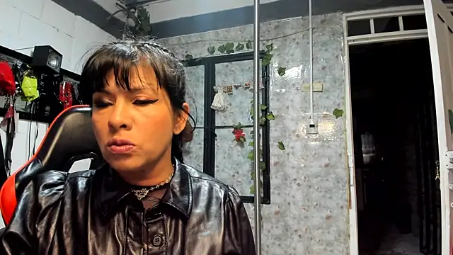 Snapshot of Erlinda-engel chatting on 02/18/25, 11:55 Erlinda-engel online show from 02/18/25, 11:55