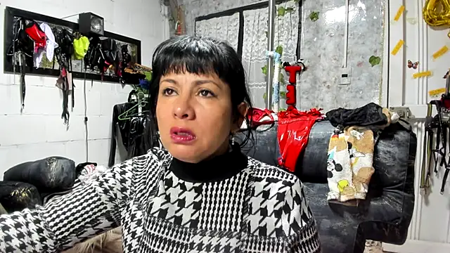 Snapshot of Erlinda-engel chatting on 09/22/25, 12:07 Erlinda-engel online show from 09/22/25, 12:07