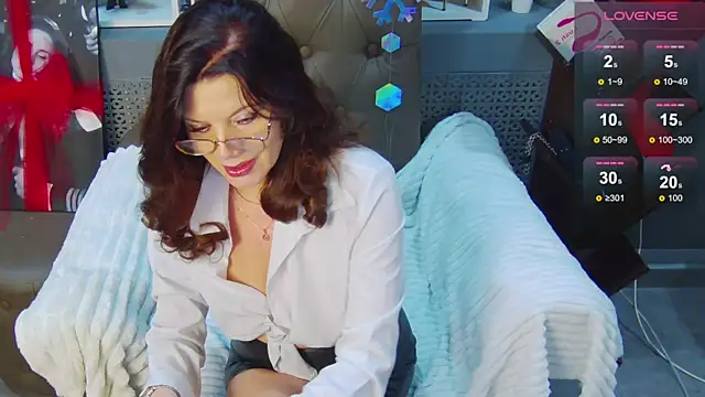 Snapshot of LucyBelli chatting on 12/20/25, 01:23 LucyBelli online show from 12/20/25, 01:23