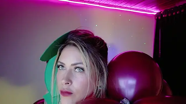 Snapshot of Natalia_Montoya chatting on 10/26/25, 01:00 Natalia Montoya online show from 10/26/25, 01:00