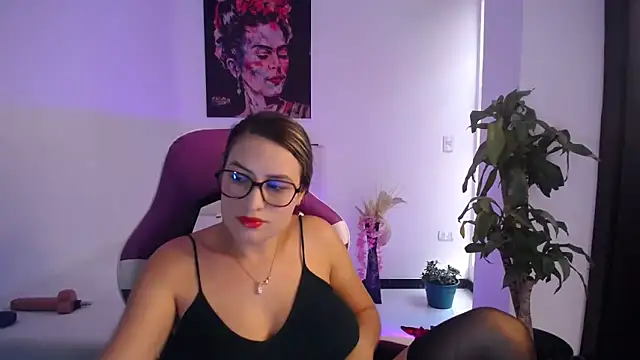 esmeraldaa230 online show from 11/22/25, 07:46