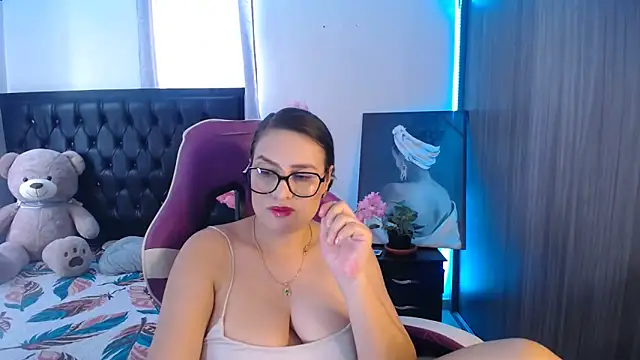 esmeraldaa230 online show from 05/27/26, 07:55
