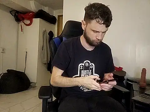 Snapshot of Talenjames4 chatting on 11/01/25, 08:33 Talenjames4 online show from 11/01/25, 08:33