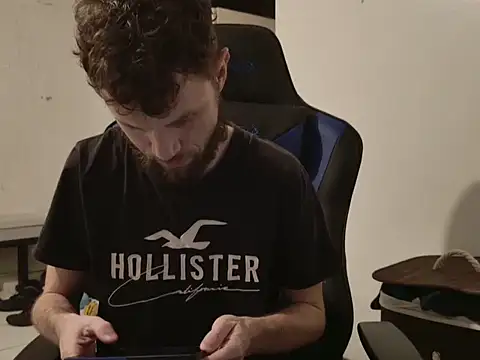 Snapshot of Talenjames4 chatting on 12/01/25, 01:32 Talenjames4 online show from 12/01/25, 01:32