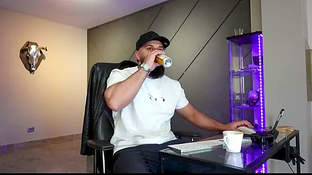 Snapshot of mattmasterss chatting on 03/20/25, 03:58 mattmasterss online show from 03/20/25, 03:58