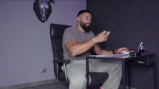 Snapshot of mattmasterss chatting on 09/25/25, 09:18 mattmasterss online show from 09/25/25, 09:18