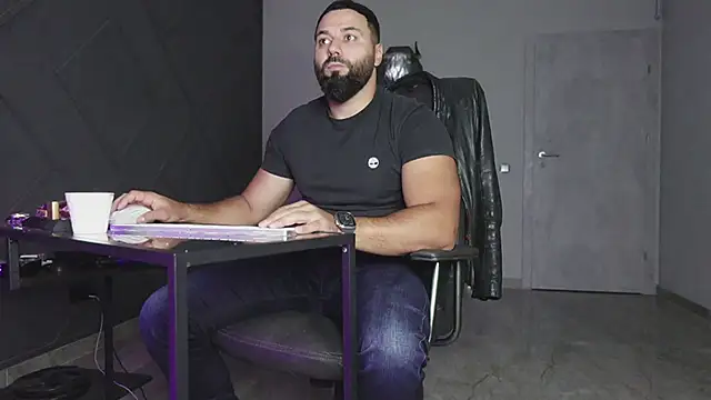 Snapshot of mattmasterss chatting on 10/04/25, 05:33 mattmasterss online show from 10/04/25, 05:33