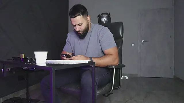 Snapshot of mattmasterss chatting on 10/05/25, 08:07 mattmasterss online show from 10/05/25, 08:07