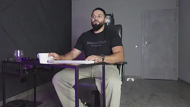 Snapshot of mattmasterss chatting on 10/18/25, 05:57 mattmasterss online show from 10/18/25, 05:57