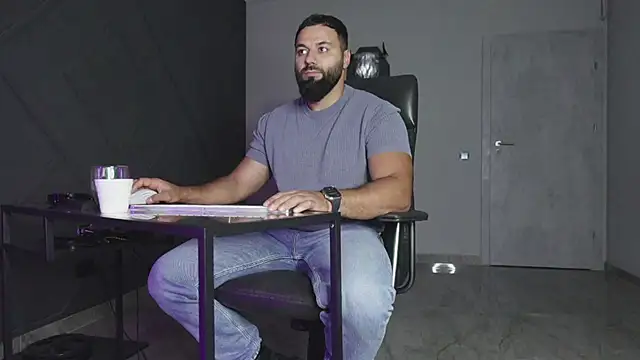 Snapshot of mattmasterss chatting on 10/22/25, 06:51 mattmasterss online show from 10/22/25, 06:51