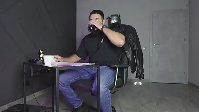 Snapshot of mattmasterss chatting on 10/23/25, 09:13 mattmasterss online show from 10/23/25, 09:13