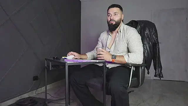 Snapshot of mattmasterss chatting on 11/08/25, 04:12 mattmasterss online show from 11/08/25, 04:12