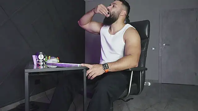 Snapshot of mattmasterss chatting on 11/13/25, 07:40 mattmasterss online show from 11/13/25, 07:40