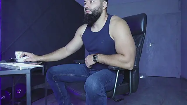 Snapshot of mattmasterss chatting on 11/17/25, 05:35 mattmasterss online show from 11/17/25, 05:35