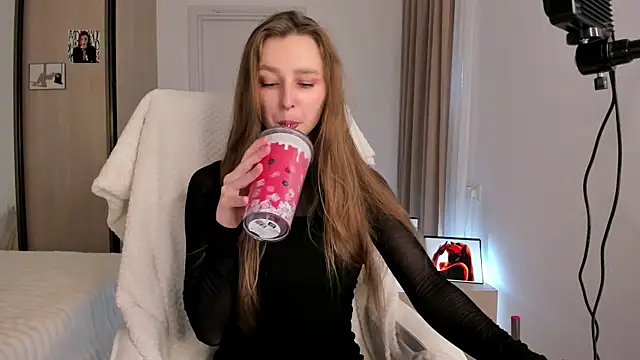 CharlotteWells online show from 11/16/25, 10:54