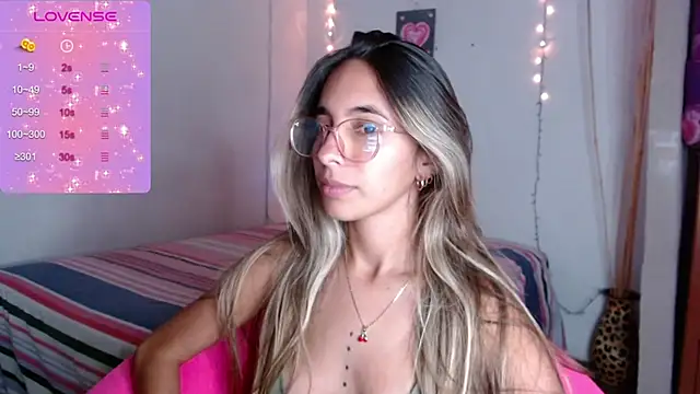 Snapshot of MitchWilson1 chatting on 11/11/25, 10:43 MitchWilson1 online show from 11/11/25, 10:43