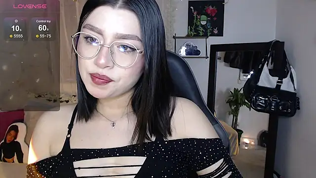 Snapshot of mily_thomson_b_ chatting on 09/21/25, 10:44 mily thomson b online show from 09/21/25, 10:44